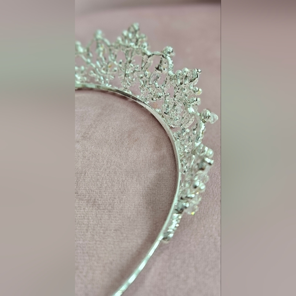 πVintage Inspired Silver Sparkly Tiara with Crystals And Pearlsπ - Picture 7 of 13
